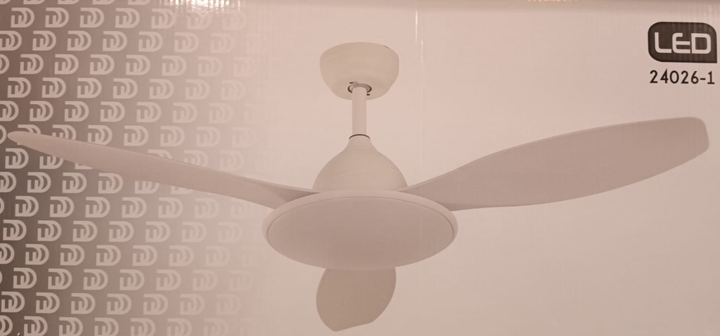 Ventilador de techo 48", 3 aspas, luz LED, control remoto, acabado blanco mate, 6 velocidades